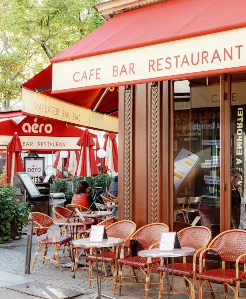 Deux personnes partageant un dessert glace meringue coulis de fruits rouges et eclats de noix, dans une ambiance intimiste
