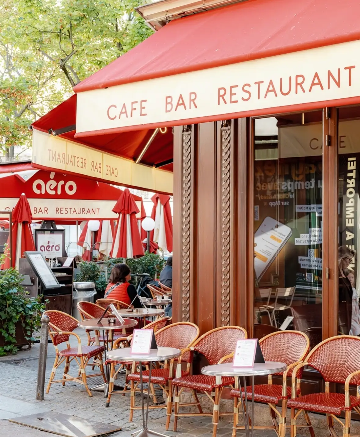 Deux personnes dégustant ensemble un dessert glacé au coulis de fruits rouges et éclats de noix, dans une ambiance intimiste